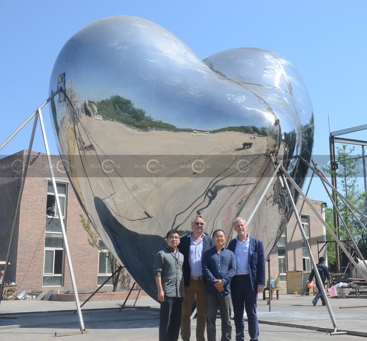arca logam yang digilap tinggi high polished metal sculpture